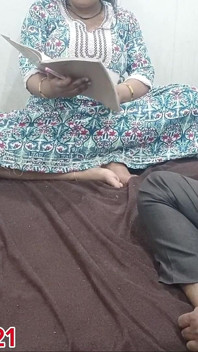 Indiana gordinha estudante mostra mamas e buceta para professora de tução