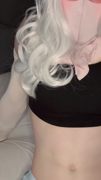Dünner femboy-teenager spielt mit ihrer dame schwanz
