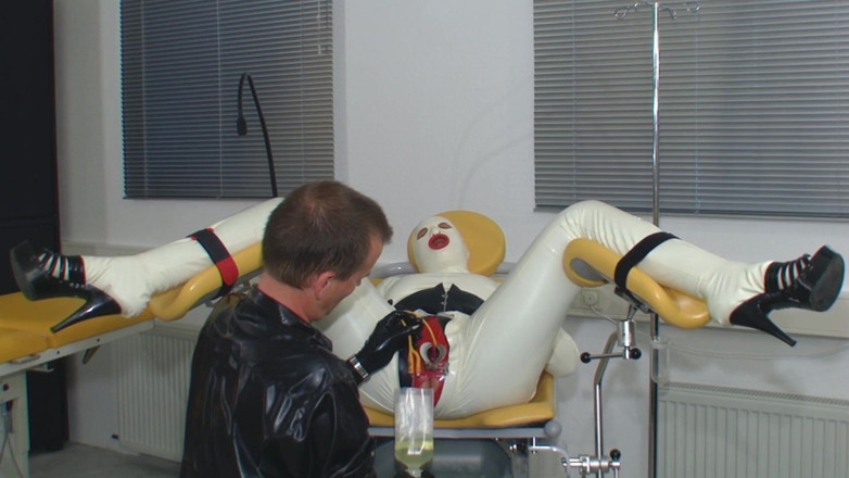 Rubber & Clinic Studio - 1ATOYS: Puta de goma en el gynchair parte 1