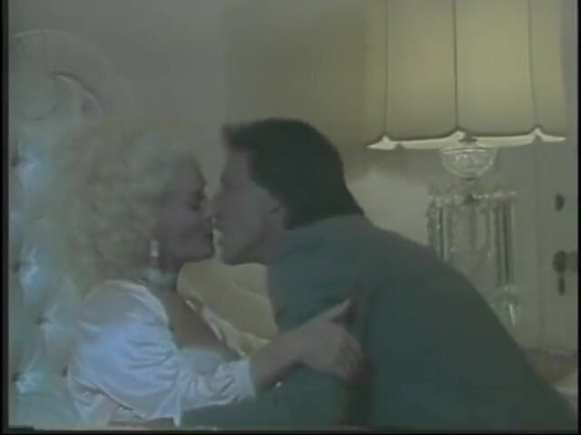 Old Good Porn: Reife blonde schätzchen lutscht schwanz und reitet es mit ihrer...