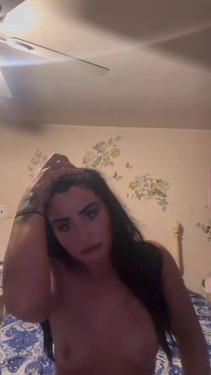 Valaya Noire: Frotando mi clítoris y jugando con un nuevo vibrador