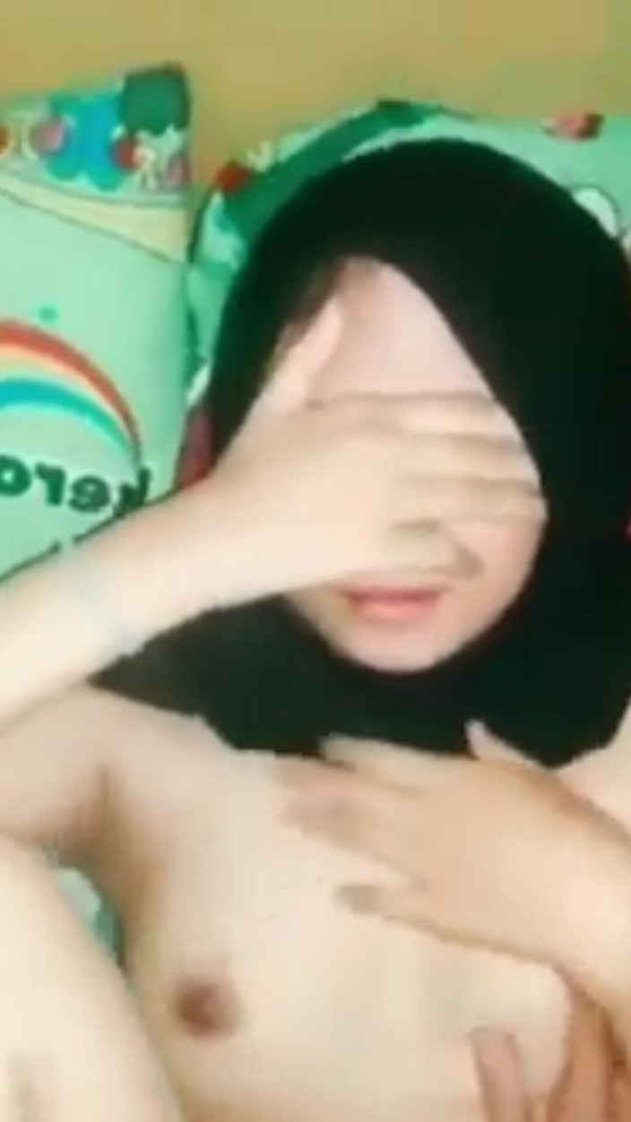 Noah: Una Donna Con Un Nuovo Paio Di Occhiali Da Sole...