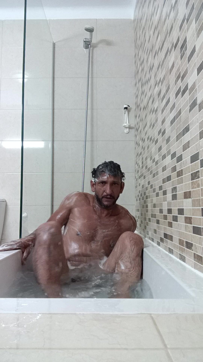 Boy top Amador: I Went to Take a Shower and Made a Video...