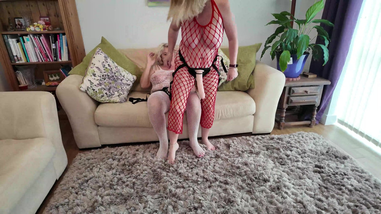 Marie X: Marie X сосет и трахается со страпоном Caillia