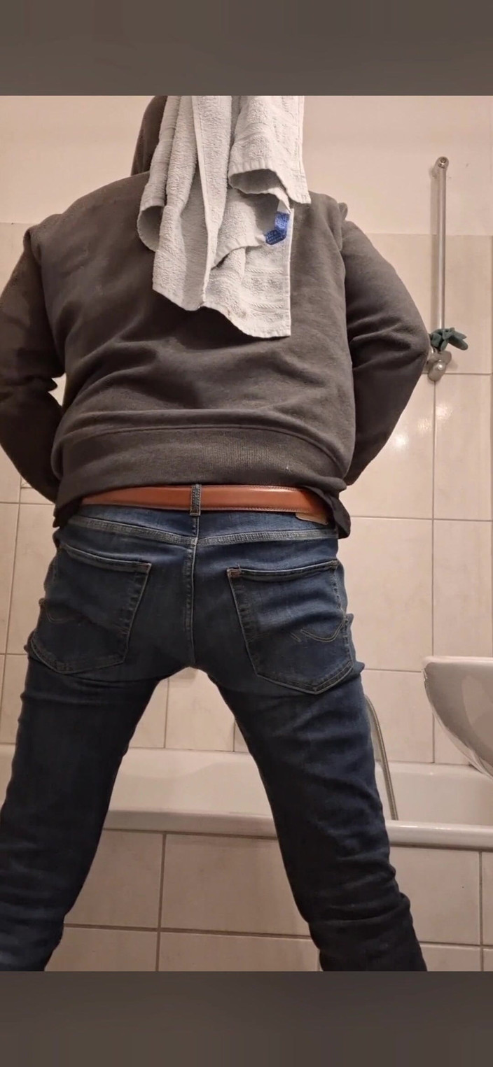 Ballbuster hoden: 从后面打我的蛋蛋，然后勃起