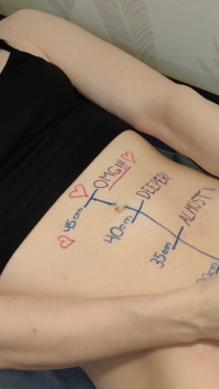 Scriere corporală, umflătură de burtă cu un vibrator împins și ejaculare