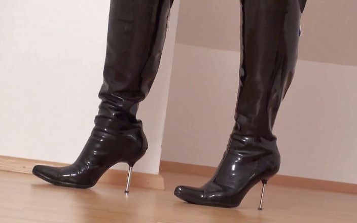 Foot Girls: Peituda loira milf experimenta alguns sapatos