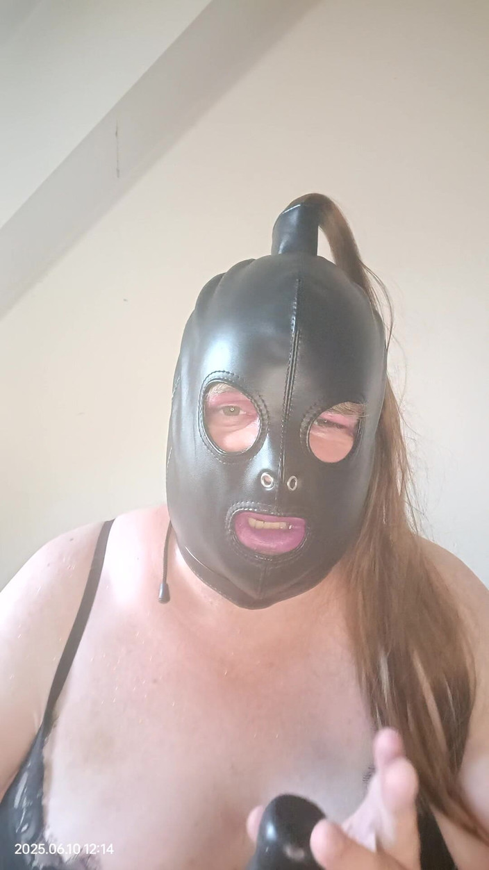 Stephanie-Nicole-TV: ランジェリー姿でデブ専テレビが汚い話をしたり、ディルドで遊んだりする