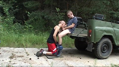 Young Bastards: Perverzní punk ošukaný v lese