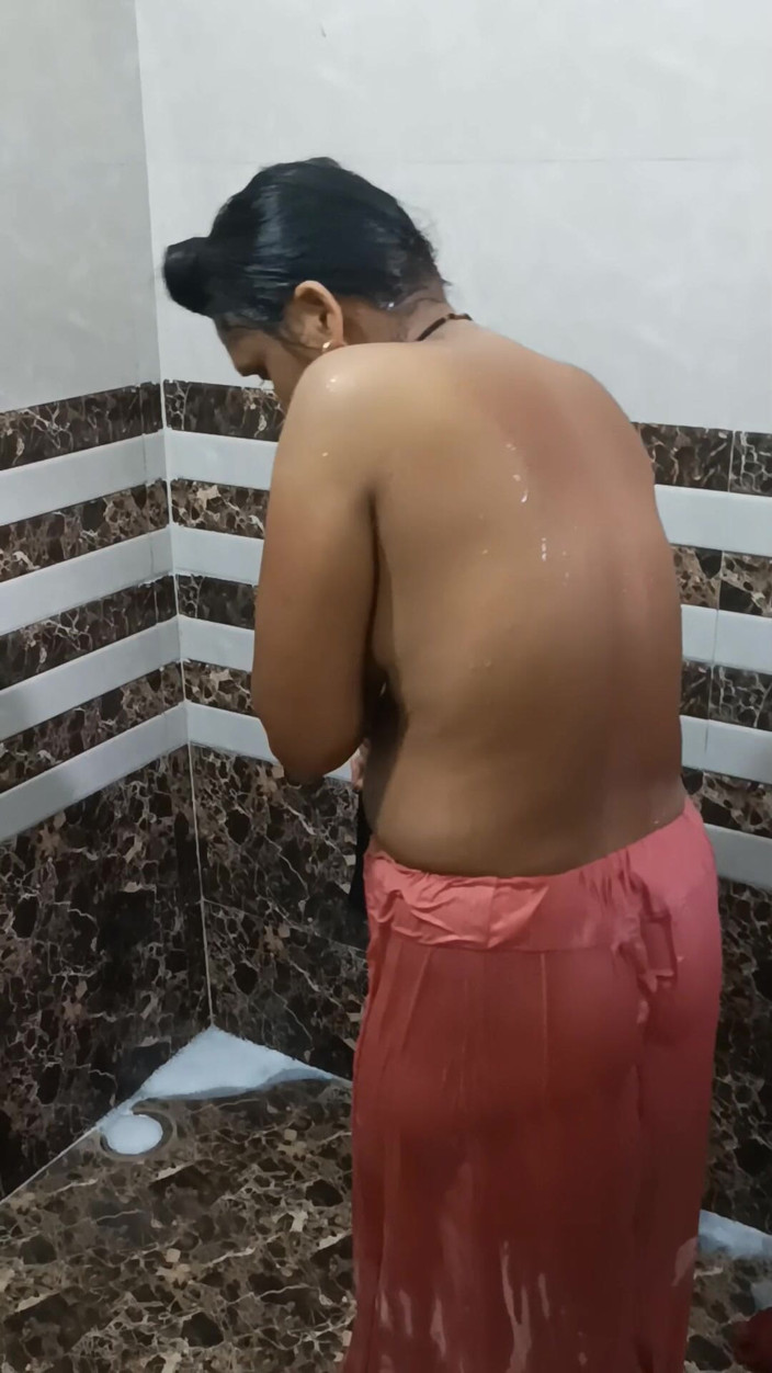 Samesarvice1987: Desi Woman Bathroom Video