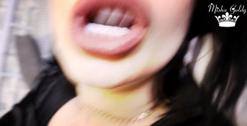 Goddess Misha Goldy: Buze mirosind și umilind încornoratul în timp ce este futut și ejaculează