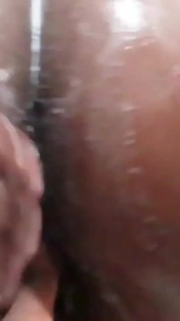 La teen ebano viene scopata nella doccia della ospitante