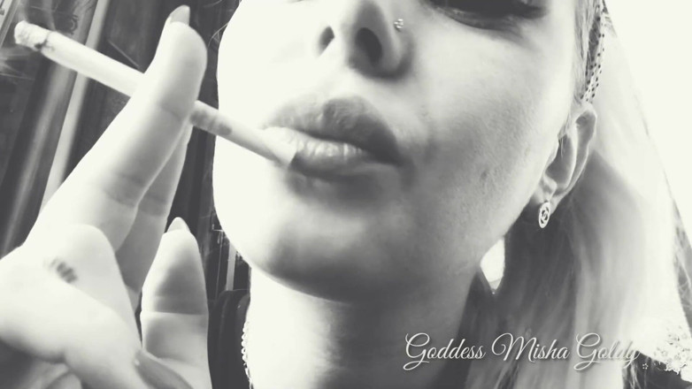 Goddess Misha Goldy: สูบบุหรี่เสียวทั้งตัว