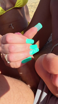 Punheta com os pés na praia em um leito de sol enquanto estranhos mentem ao nosso lado