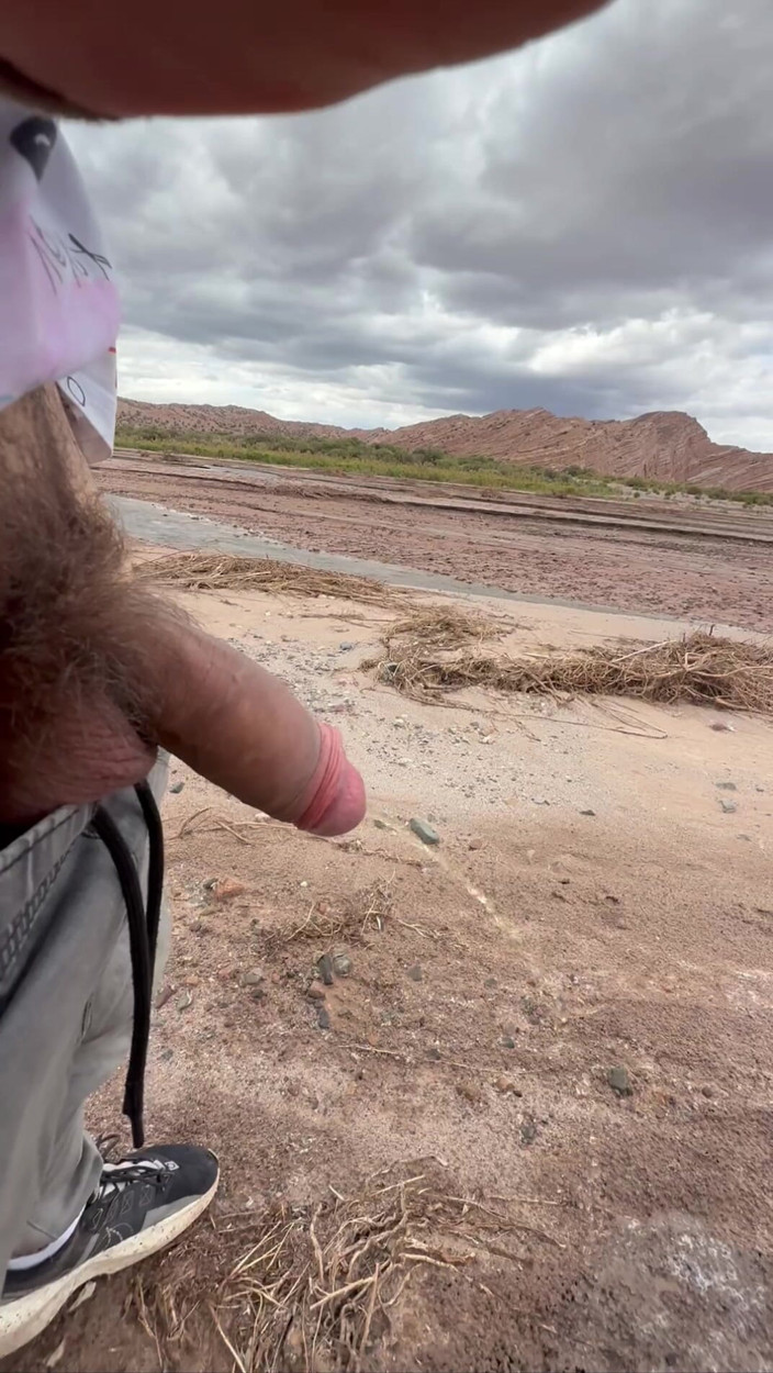 Max_Russell: Mladý Chlap S Neobřezaným Penisem Na Poušti