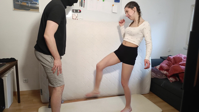GermanBallsBusted: Ballbusting, harte barfuß tritte