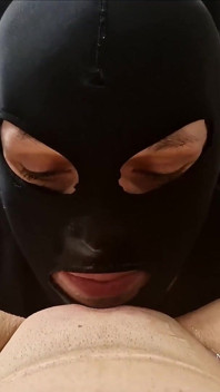 Paroháč olizuje kundičku pokrytou mrdkou k orgasmu po tom, co manželka šuká milence, creampie čištění