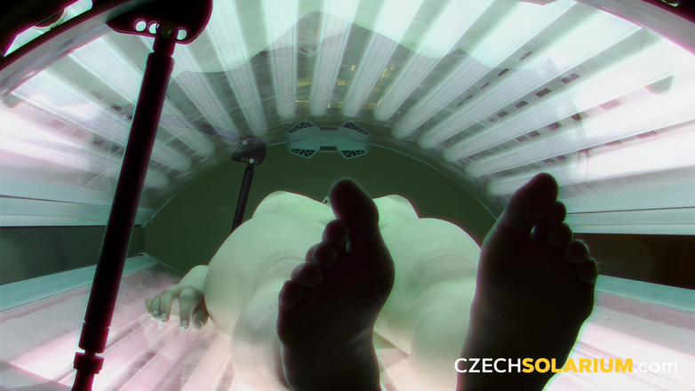 Czech Solarium: Czech Solarium 26: Brunetka opala się i odsłania swoją ciasną cipkę
