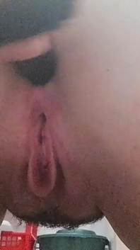 Tante seksi ini lagi asik ngentot memek dan pantatnya pakai kuas make-up