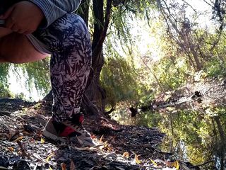 SoloRussianMom: Товстушка в легінсах писає біля озера в парку