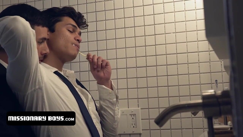 Missionary Boys: sundar maasoom larke baathroom men chudaee karte hain