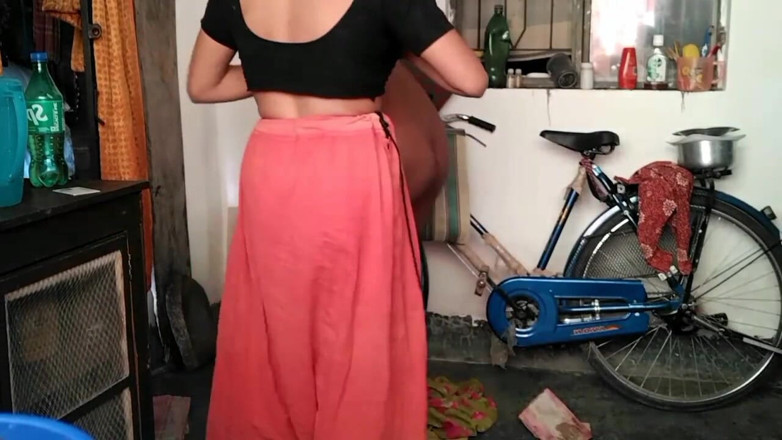 Fantacycutting: Cuando Village Bhabhi estaba sola en la casa, el cuñado...
