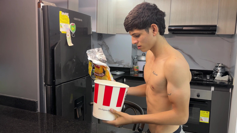 hopesex: Amigo tarado colocou seu pau rico dentro das batatas fritas...