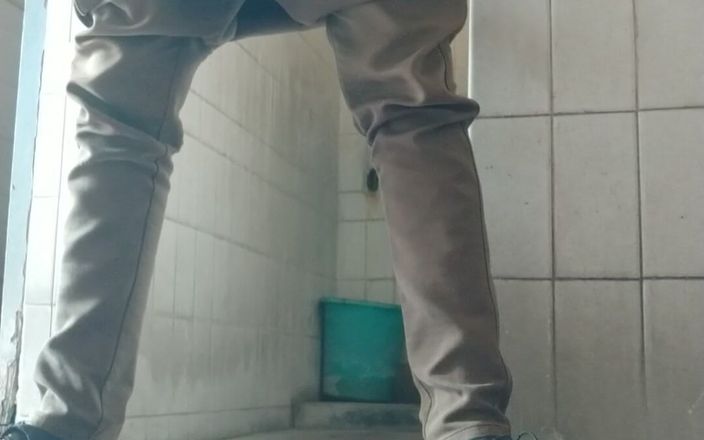 Tamil 10 inches BBC: Я мастурбую свій великий чорний член у туалеті