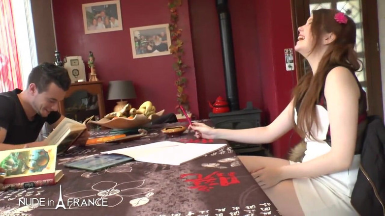 Nude in France: Ładna młoda brunetka teenie studentka zostaje ostro podwójnie połączona, a...