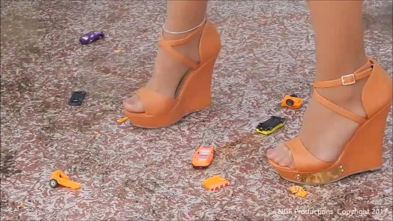 Nasty Girlfriends: Brutta Sofia schiaccia di nuovo le auto giocattolo !!