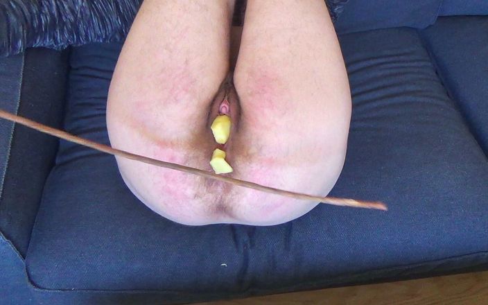 FTM hairy pussy BDSM: Figging DP: rohrstock mit gedrehten löchern
