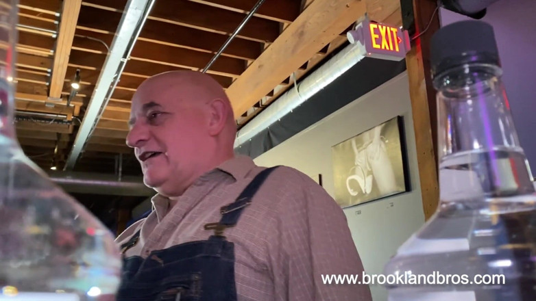Brookland Brothers: Jonge hete slet zuigt een oude pik!