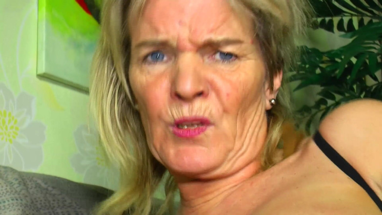 German's Fat and Old Ladies: 그녀는 장난감을 가지고 노는 것을 좋아하는 흑인 란제리를 입은 독일 할머니입니다.