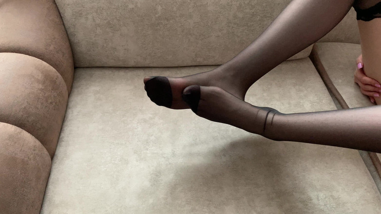 Gloria Gimson: Dívka v černých punčochách si hladí dlouhé nohy