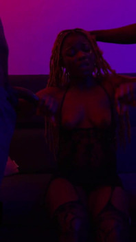 Caliente Karashika vs dos grandes pollas negras