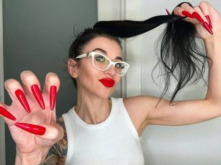 Julia domaina: Ruivas unhas longas e lábios vermelhos