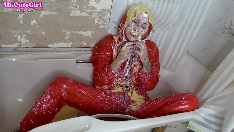 UKCuteGirl: Kluzký JOI v pvc kombinéze: Pokyny k krému, pudičce a...