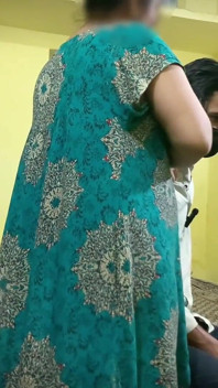 インドのかわいい義理の妹が義理の兄といちゃつくと彼にヒンディー語のオーディオフルビデオで彼のコックを猫に入れる愛を示しています