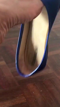 Shoeplay colgando pisos bien gastados pies sexy imperatriz Bella Sadic