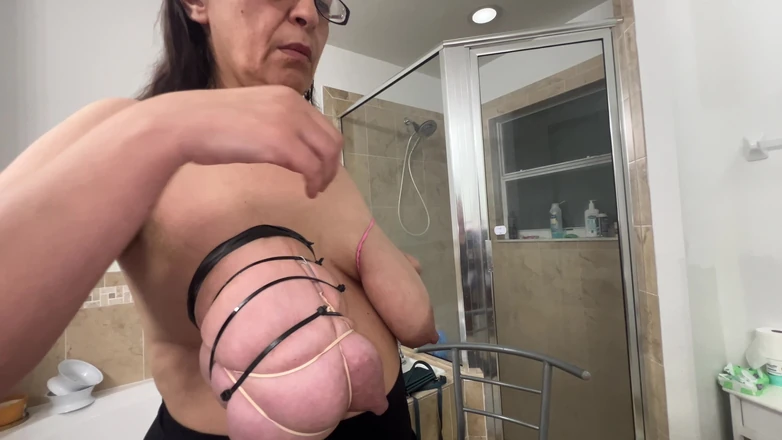VeeVee Vixen: Rubber Band One Tits Tied