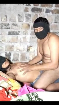 La esposa gritaba de dolor durante el sexo por la noche.