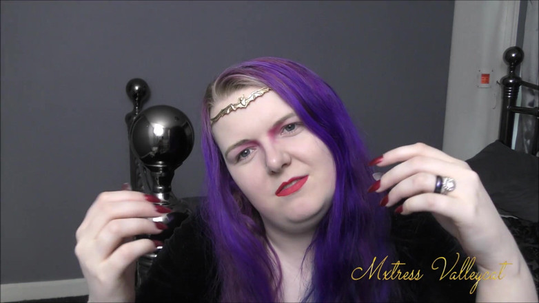 Mxtress Valleycat: Taunting you with my demonic nails