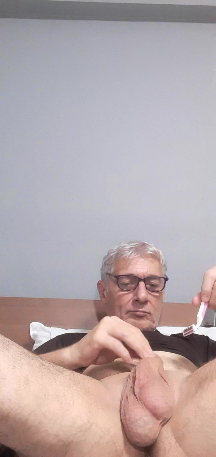 Big uncut hard cock: Un cazzo mostruoso rasato ed un enorme tettona con grandi...