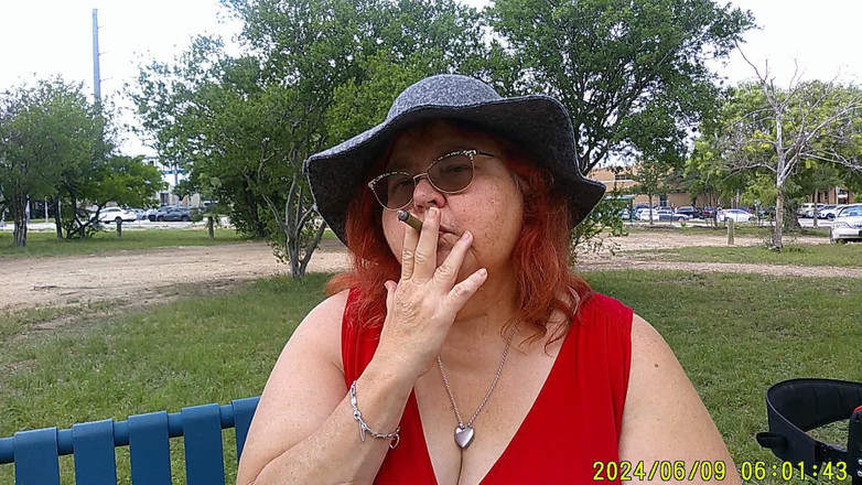 BBW nurse Vicki adventures with friends: Медсестра Вики курит в парке на скамейке, вся разодетая