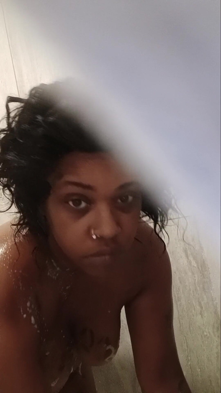 Duxxxk3000: Złapana kamera podczas kąpieli