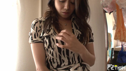 Pure Japanese adult video ( JAV): Японська красуня грає зі своєю волохатою пиздою на стільці, а хлопець допомагає їй сквіртувати