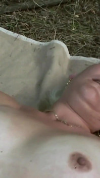 Madura rubia accidentalmente conocida con tetas perfectas me lleva al bosque para saltar sobre mi polla con su coño peludo