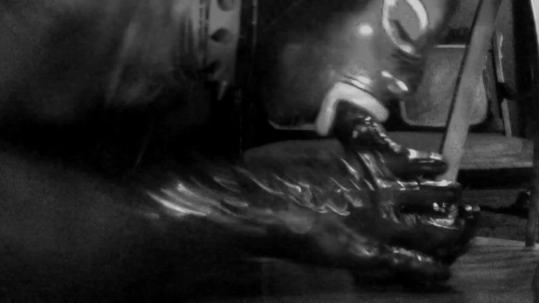 Kali Futa: Rubberdoll lutscht dildo