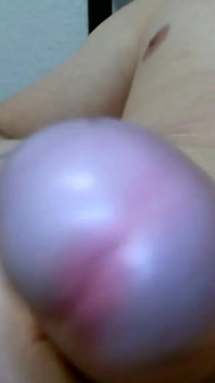 Me masturbo y masajeo mis bolas con mi esperma