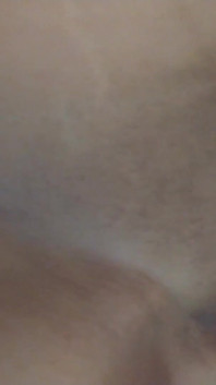 Neue MILF leckt einen großen schwanz und bläst ihn in ihre muschi im schlafzimmer